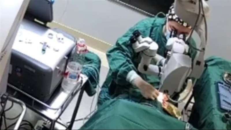 فيديو مُسرب كشفه.. طبيب يضرب مريضة أثناء جراحة خطيرة في عينها