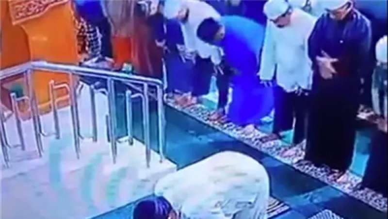 مات ساجدا.. إمام مسجد يفارق الحياة أثناء الصلاة في إندونيسيا