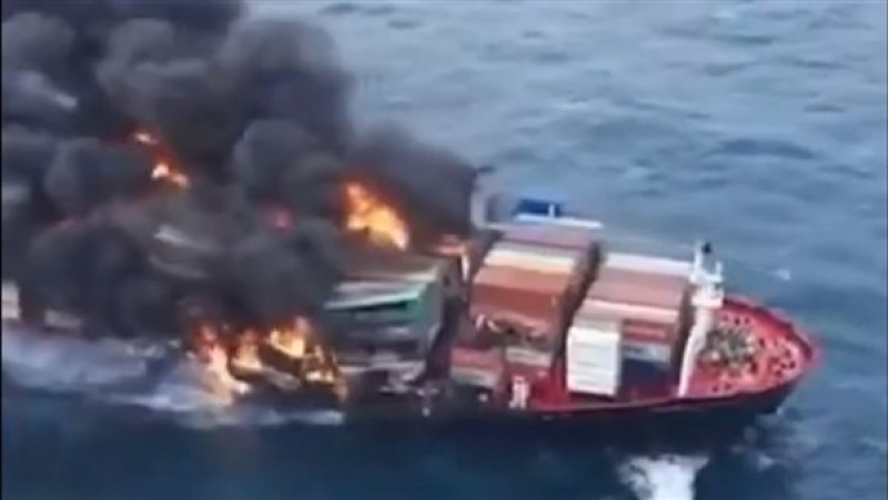 الحوثيون استهدفوا سفينة حاويات أمريكية  بإطلاق  صاروخ باليستي..التفاصيل