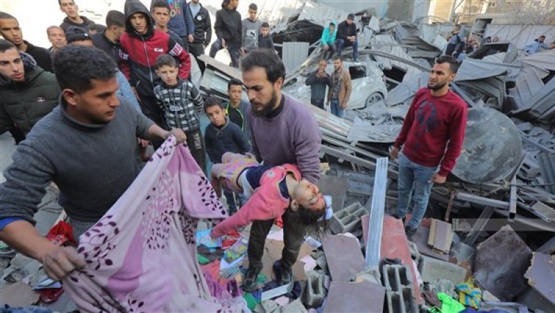 استشهاد 13 فلسطينيا نتيجة قصف إسرائيلي علي حي الزيتون وخان يونس