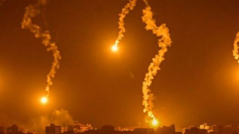 فلسطين: طائرات الاحتلال تطلق قنابل مضيئة في قطاع غزة وانقطاع الإتصالات والإنترنت