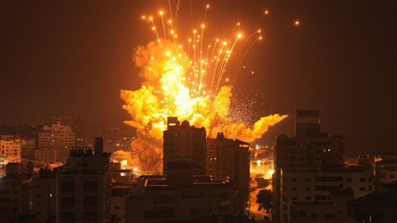 فلسطين: الاحتلال الإسرائيلي ينفذ غارات عنيفة على مدينة غزة