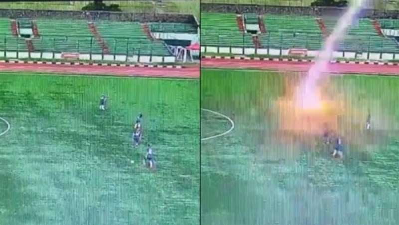 صاعقة تقتل لاعب كرة قدم خلال مباراة في إندونيسيا (فيديو)