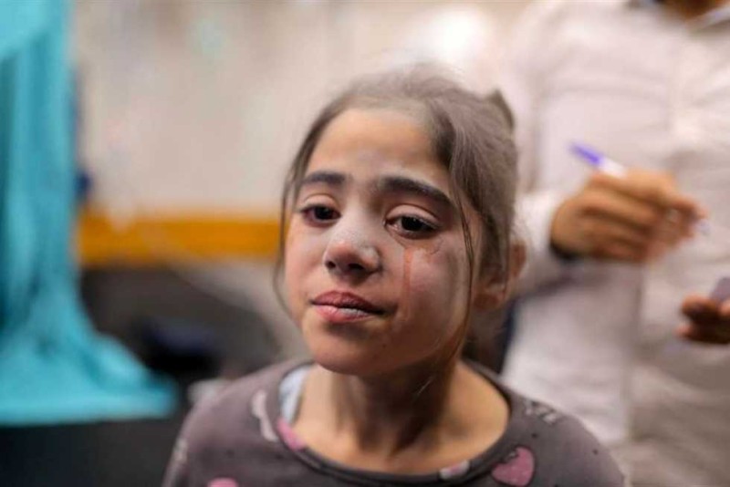 «بأي ذنب قتلت».. بقايا أشلاء طفلة فلسطينية معلقة على الجدران ثير تفاعلاً