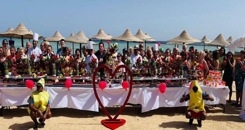 ورود حمراء وقلوب.. احتفالية خاصة في ”الفيروز بلازا” مرسى علم بعيد الحب