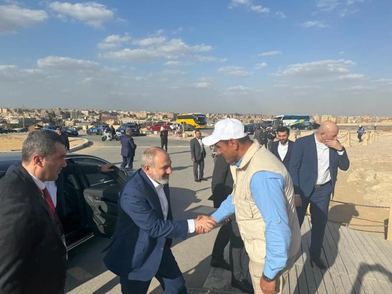 رئيس وزراء أرمينيا يزور منطقة آثار أهرامات الجيزة