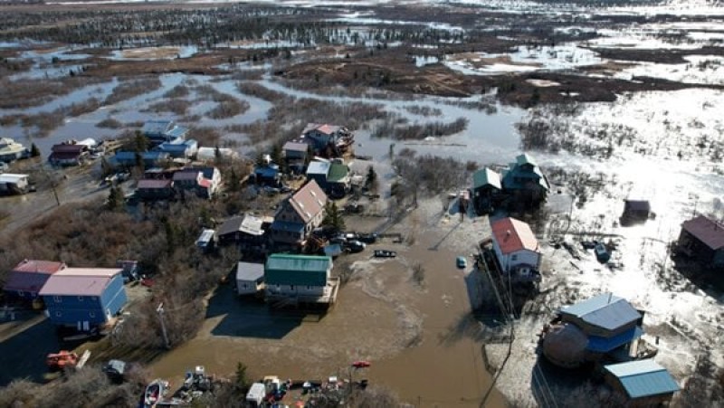 ذوبان جليد الأنهار في ألاسكا، وحاكم الولاية يعلن عن كارثة