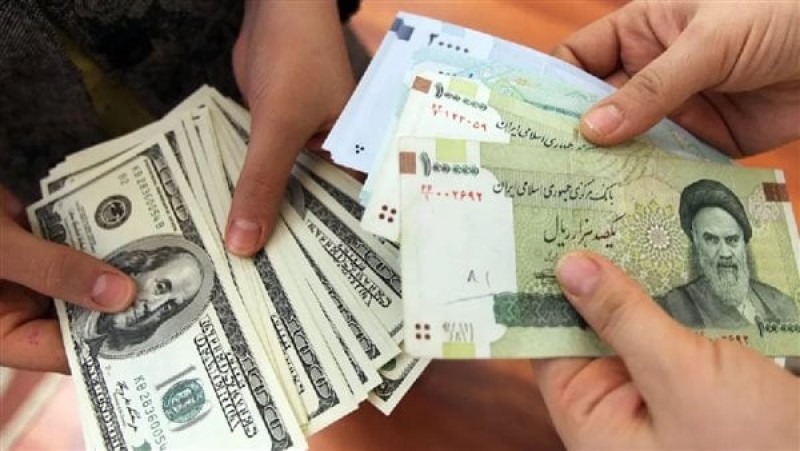 انهيار العملة الإيرانية عقب إعلان وفاة رئيسي