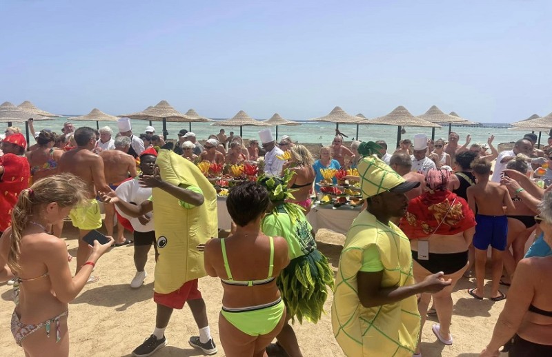 السياح في منتجع الفيروز بلازا يستمتعون بحفلات الأنيمشن