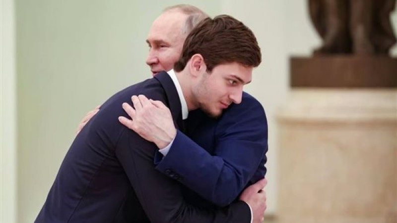 بوتين يفاجئ نجل قديروف (صور)