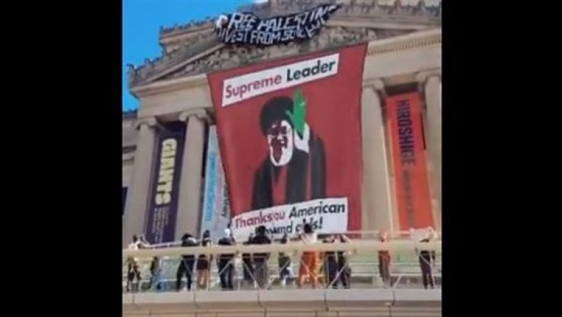 طلاب أمريكيون يرفعون صورة الخامنئي على وجهة متحف بروكلين... فيديو